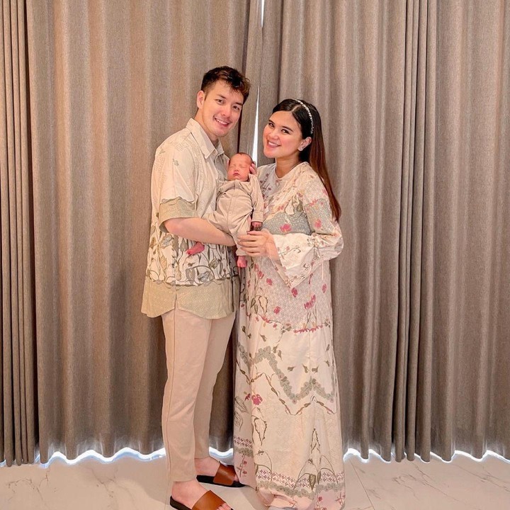 <p>Momen Lebaran Audi Marissa dan Anthony Xie sukses jadi sorotan. Tak sedikit yang memuji toleransi beragama di keluarga pasangan artis itu. So sweet ya Bunda? (Foto: Instagram: @audimarissa)</p>