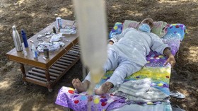 FOTO: Upaya Pasien Covid India Perpanjang Napas dari Pohon