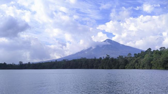 5 Gunung di Indonesia yang Masih Jarang Didaki