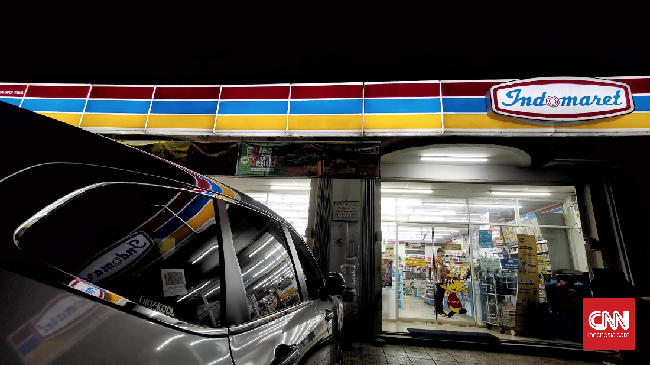 Sebuah Indomaret di daerah Bekasi Selatan menerapkan kebijakan parkir gratis dan memasang spanduk berisi imbauan lapor polisi jika konsumen ditagih biaya parkir