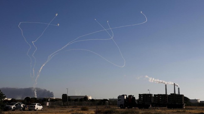 iron-dome-israel-kerja-keras-tangkal-hujan-roket-hamas-7_169