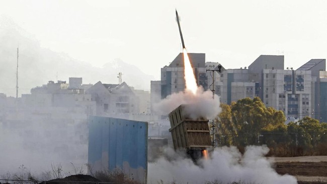 Iran mengklaim berhasil menguji sistem pertahanan antirudal yang disebut-sebut mirip dengan milik Israel, Iron Dome, saat latihan perang pada Rabu (13/10).