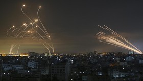 Israel Diserang dari Berbagai Arah: Digempur Hizbullah, Houthi, Iran