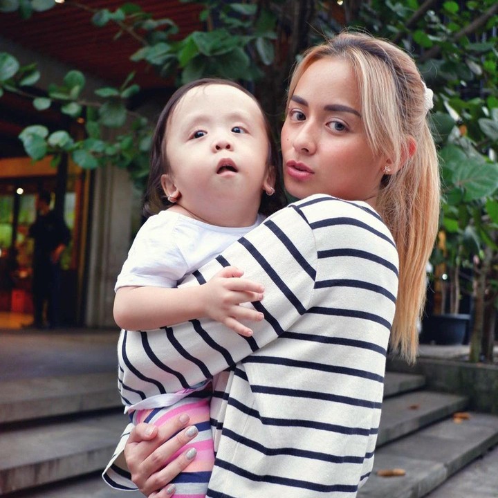 <p>Putri dari pasangan Joanna Alexandra dan Raditya Oloan, Ziona Eden Alexandra Panggabean lahir pada 24 Mei 2017 secara prematur pada usia 36 minggu, Bunda. Joanna harus melahirkan lebih cepat karena detak jantung bayi dalam kandungannya melemah. (Foto: Instagram @joannaalexandra)</p>