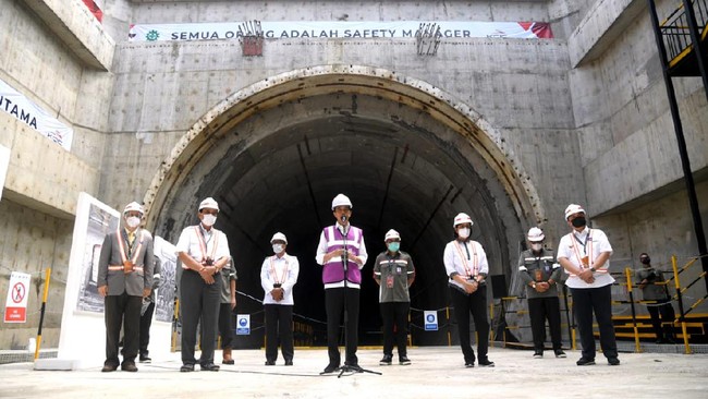 PKS menilai pemerintah mengorbankan APBN yang tengah dalam kondisi 'berdarah' saat ini karena digunakan untuk pemulihan ekonomi nasional akibat pandemi Covid.