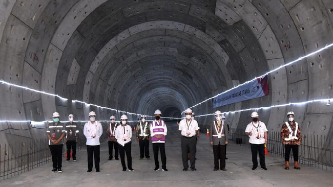 Mengenal teknologi kereta cepat Jakarta-Bandung yang merupakan kereta buatan China yang ramai dibicarakan lantaran sekarang dibiayai APBN.