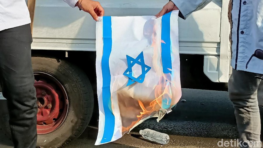 Massa aksi bela Palestina bakar replika Bendera Palestina Massa aksi bela Palestina bakar replika Bendera Palestina di depan Kedubes AS