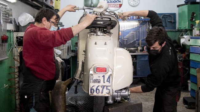 Vespa artinya tawon. Penamaan ini diawali ketidaksengajaan pemilik Piaggio Enrico Piaggio yang berseru "Sambra Una Vespa" kala melihat motor konsep MP6.