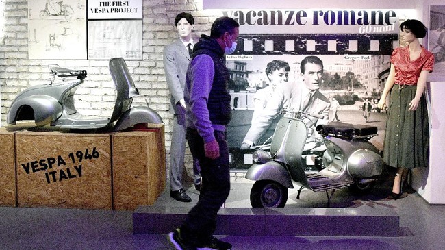 Vespa artinya tawon. Penamaan ini diawali ketidaksengajaan pemilik Piaggio Enrico Piaggio yang berseru "Sambra Una Vespa" kala melihat motor konsep MP6.