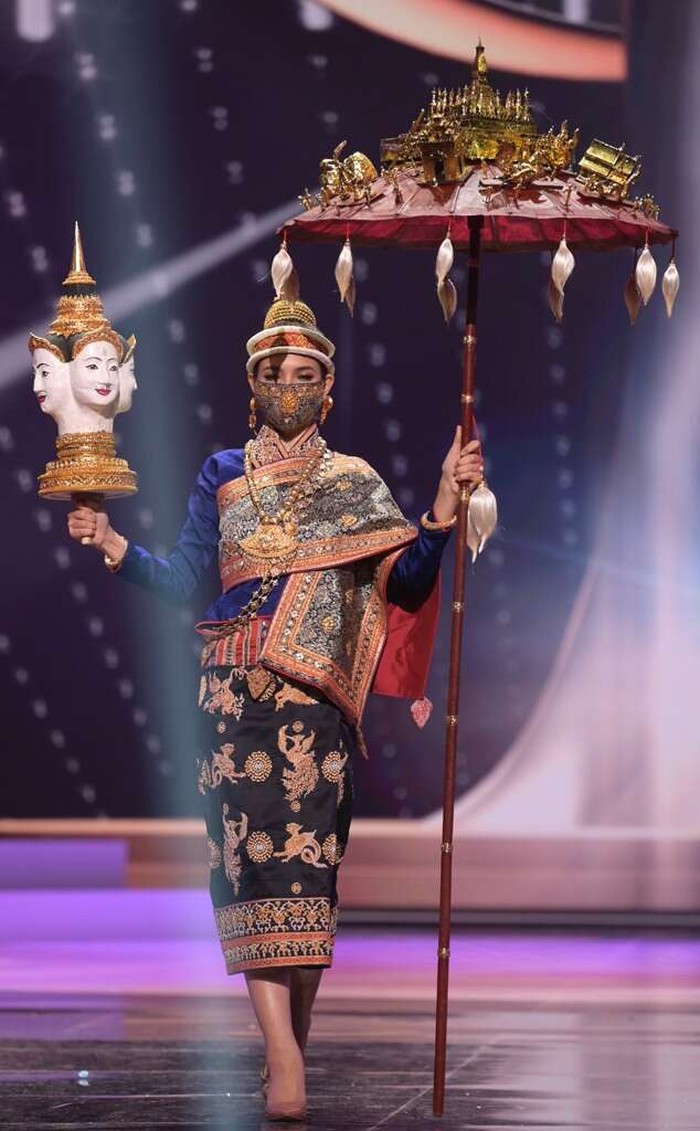 Miss Laos, Christina Lassasimma, tampil dengan kostum tradisional, lengkap dengan aksesorisnya, yang menggambarkan peringatan Lao New Year/Sumber/eonline.