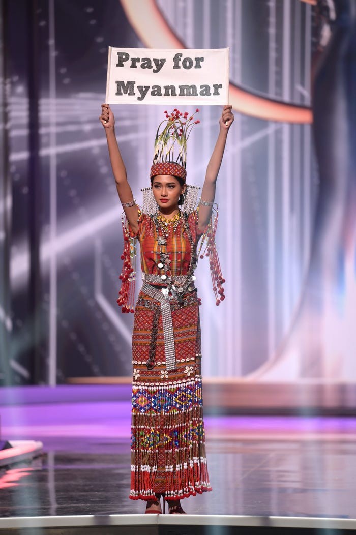 Miss Myanmar Thuzar Wint Lwin menjadi pemenang Best National Costume dalam Miss Universe 2021 sembari menyuarakan pesan 'Pray for Myanmar' yang kini tengah dalam konflik/Sumber/Insider.