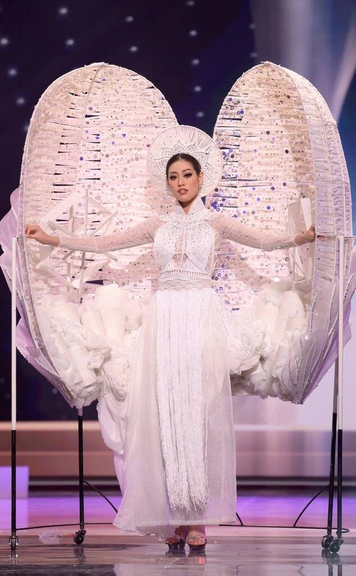 Miss Vietnam, Nguyen Tran Khanh Van, tampil unik dengan hadir memakai kostum seperti cangkang telur yang menutupi bagian atas hingga lutut tubuhnya/Sumber/Eonline.