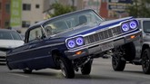 FOTO: Mobil Lowrider Kembali Mengaspal di Jalanan Los Angeles Lowrider merupakan gaya dari kendaraan modifikasi yang bermula dari Los Angeles, California pada pertengahan hingga akhir 1940-an.