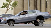 FOTO: Mobil Lowrider Kembali Mengaspal di Jalanan Los Angeles Lowrider merupakan gaya dari kendaraan modifikasi yang bermula dari Los Angeles, California pada pertengahan hingga akhir 1940-an.