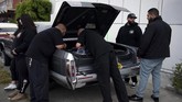 FOTO: Mobil Lowrider Kembali Mengaspal di Jalanan Los Angeles Lowrider merupakan gaya dari kendaraan modifikasi yang bermula dari Los Angeles, California pada pertengahan hingga akhir 1940-an.