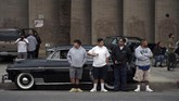FOTO: Mobil Lowrider Kembali Mengaspal di Jalanan Los Angeles Lowrider merupakan gaya dari kendaraan modifikasi yang bermula dari Los Angeles, California pada pertengahan hingga akhir 1940-an.