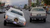 FOTO: Mobil Lowrider Kembali Mengaspal di Jalanan Los Angeles Lowrider merupakan gaya dari kendaraan modifikasi yang bermula dari Los Angeles, California pada pertengahan hingga akhir 1940-an.