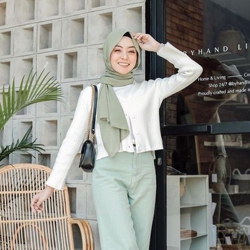 Tampak Segar dan Cerah, Ini 5 Inspirasi Outfit Hijab Warna Hijau ala Selebgram untuk Sehari-hari