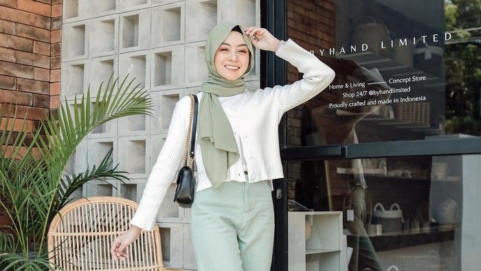 Tampak Segar dan Cerah, Ini 5 Inspirasi Outfit Hijab Warna Hijau ala Selebgram untuk Sehari-hari