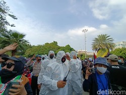 Polisi Ber-APD Urai Massa Aksi Bela Palestina di Depan Kedubes AS