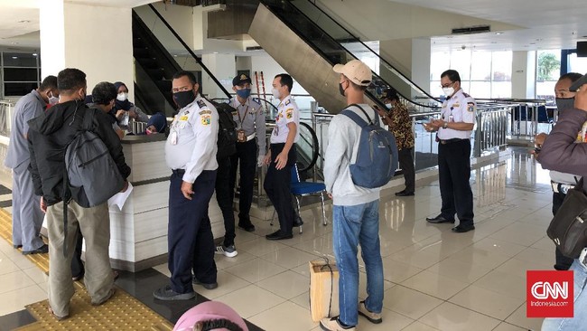 Para penumpang dari luar kota yang tiba di Terminal Pulogebang mengikuti tes antigen sebelum diizinkan pulang.