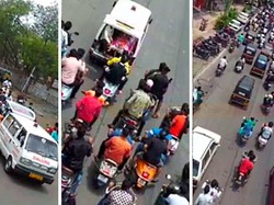 India Dilanda Tsunami COVID-19, Ratusan Pemotor Berkerumun Antar Jenazah