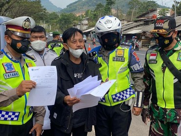 Tanpa Emosi, Epy Kusnandar Tertib Dicegat Pihak Berwajib Saat ke Bandung