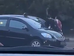 Detik-detik Petugas Dishub Diserang Sekelompok Orang di Bekasi