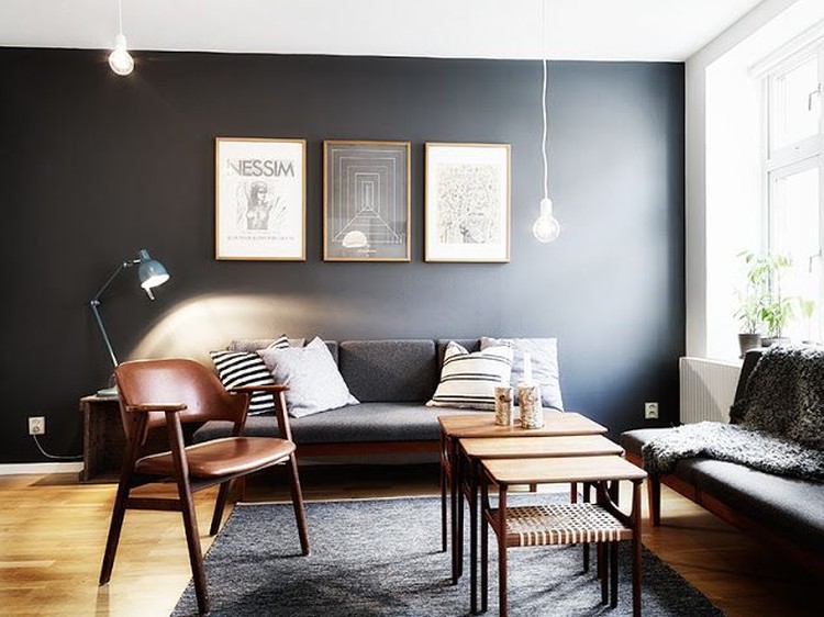 Tips Mengaplikasikan Warna Hitam pada Interior Rumah Minimalis Walaupun penggemar warna hitam, bisa jadi Bunda enggan membawa warna tersebut ke dalam interior rumah. Padahal, hitam tak selalu suram, kok. Simak tipsnya, yuk!