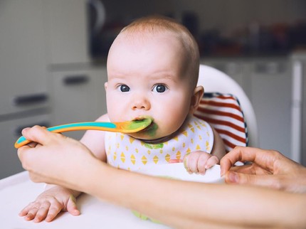 Jus Buah Sebagai Pengganti MPASI Pertama Bayi, Boleh Enggak Ya Bun?