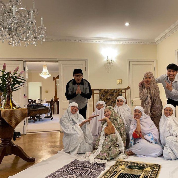 <p>Armand Maulana turut mengajak para kerabat dan keluarganya menunaikan ibadah shalat Ied di London. Mereka shalat berjemaah di dalam wisma tempat mereka singgah, Bunda. (Foto: Instagram: @armandmaulana04)</p>