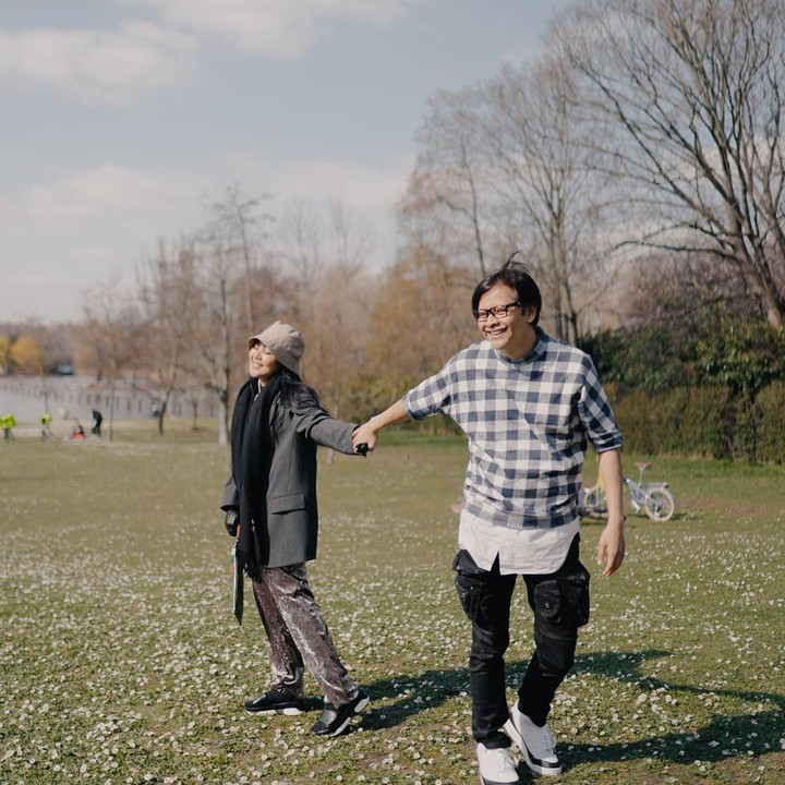 <p>Lebaran tahun ini terasa berbeda bagi Armand Maulana dan Dewi Gita. Pasangan yang menikah pada 11 Januari 1994 itu merayakan Idul Fitri di London, Inggris. (Foto: Instagram: @dewigita01)</p>