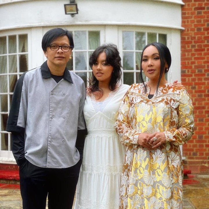 <p>Armand Maulana dan Dewi Gita turut mengajak putri mereka, Naja Dewi Maulana, berfoto bersama di momen Lebaran. (Foto: Instagram: @dewigita01)</p>