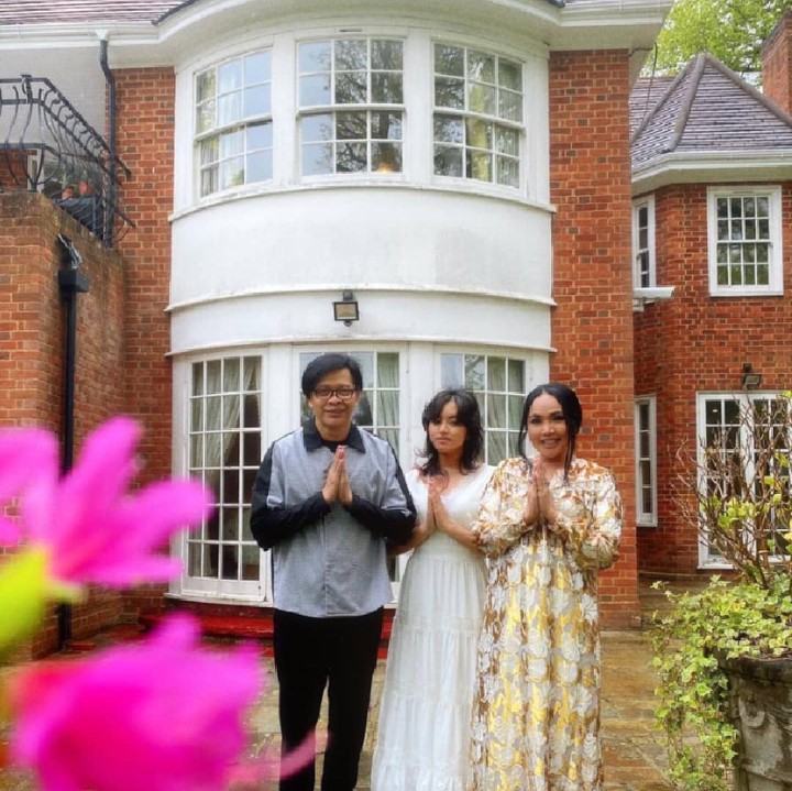 <p>Mereka berpose di wisma tempat mereka singgah dengan memakai outfit lebaran nan stylish. (Foto: Instagram: @dewigita01)</p>