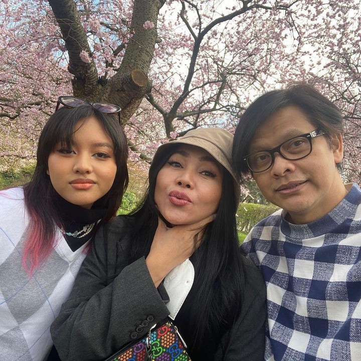 <p>Armand dan Dewi juga tak lupa mengabadikan potret mereka bersama sang putri tercinta. Terlihat kompak dan harmonis, kebersamaan mereka memang selalu bikin gemas ya? (Foto: Instagram: @armandmaulana04)</p>