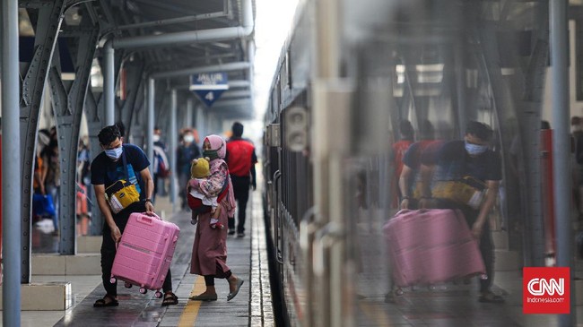 Syarat Terbaru Perjalanan Kereta Api dan Angkutan Darat Pelaku perjalanan kereta, angkutan darat lainnya dan angkutan lain, wajib menunjukkan hasil negatif PCR dan kartu vaksin di daerah PPKM Level 4 dan 3.