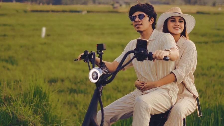 Aurel dan Atta tengah berduka, akan tetapi mereka tetap dihujat karena dianggap terlalu mengumbar kehidupan. Yuk intip potret mereka!