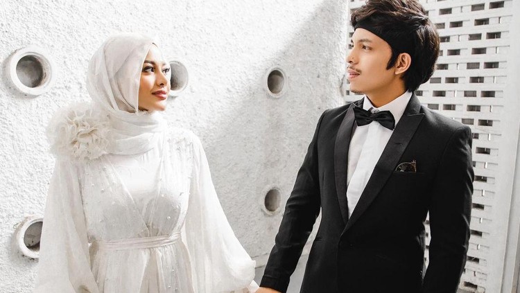 Aurel dan Atta tengah berduka, akan tetapi mereka tetap dihujat karena dianggap terlalu mengumbar kehidupan. Yuk intip potret mereka!