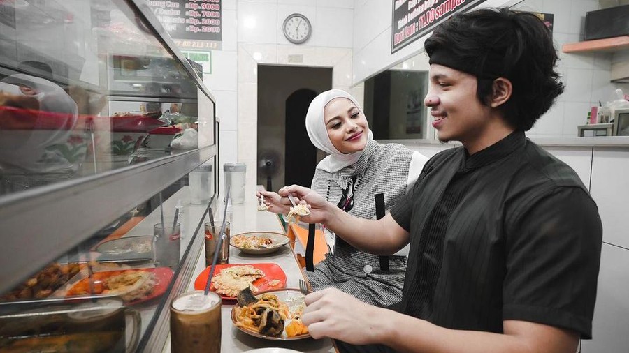 Aurel dan Atta tengah berduka, akan tetapi mereka tetap dihujat karena dianggap terlalu mengumbar kehidupan. Yuk intip potret mereka!