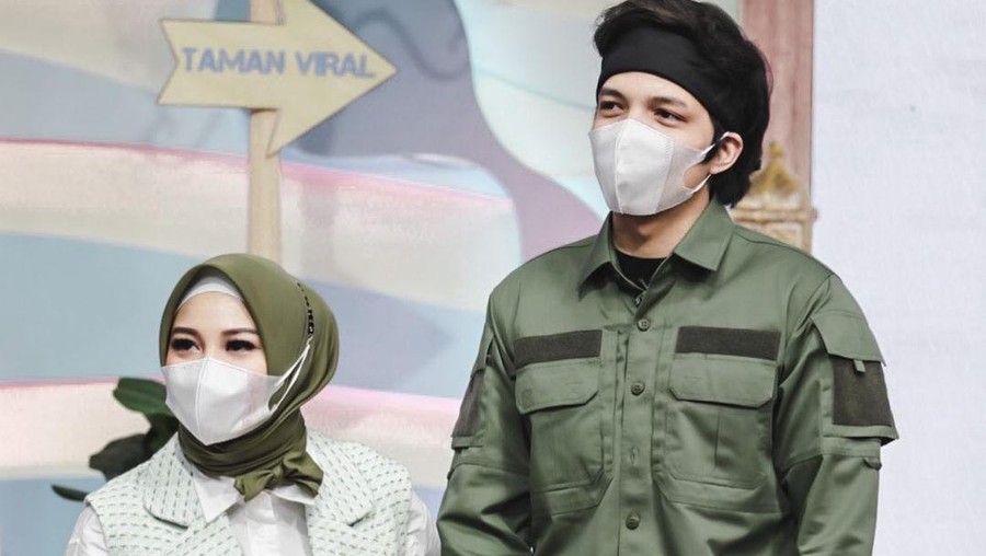 Aurel dan Atta tengah berduka, akan tetapi mereka tetap dihujat karena dianggap terlalu mengumbar kehidupan. Yuk intip potret mereka!