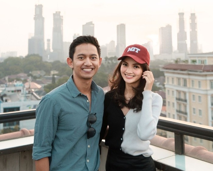 Belva Devara dan Sabrina Anggraini baru-baru ini go public tentang hubungan mereka. Mereka mengunggah foto yang sama di akun Instagram masing-masing. (Foto: instagram.com/belvadevara)