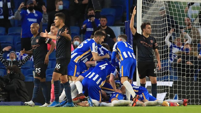 Manchester City yang bermain dengan 10 orang dipaksa menyerah Brighton & Hove Albion 2-3 pada lanjutan Liga Inggris di Amex Stadium.