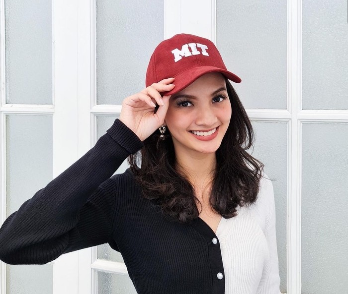 Dara cantik berusia 25 tahun ini adalah alumni jurusan Ilmu Komputer UGM. Lalu kini Sabrina diterima sebagai mahasiswa System Design & Management di MIT. Keren banget ya! (Foto: instagram.com/sabrinaanggraini)