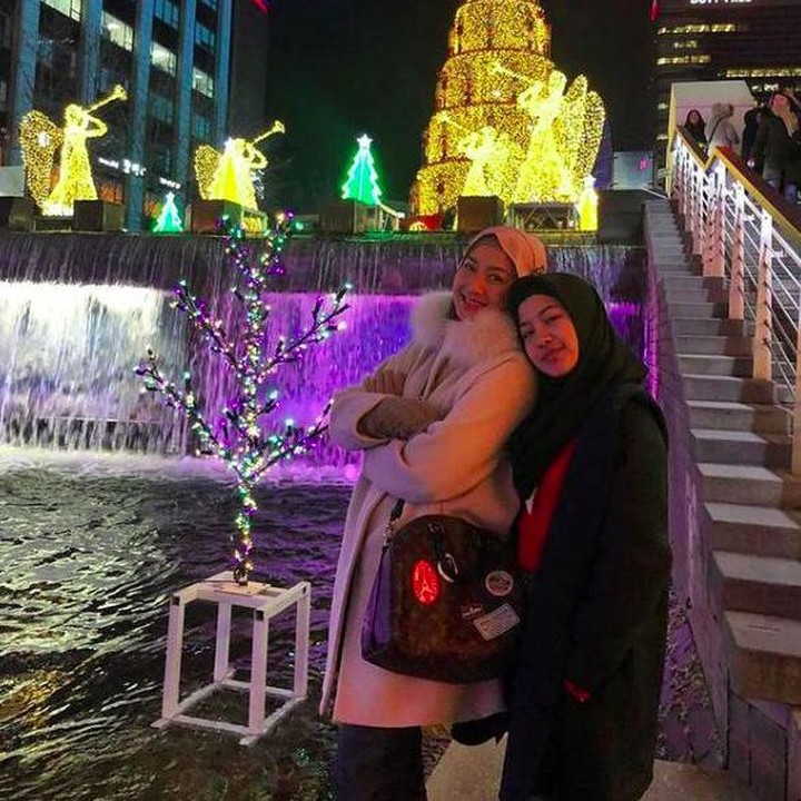 <p>Sebagai Bunda, artis yang terjun ke dunia politik ini tak mau melewatkan momen penting bersama Nasywa. Desy Ratnasari pun kerap memajang potret keduanya ketika jalan-jalan ke luar negeri. (Foto: Instagram @desyratsariterdepan)</p>