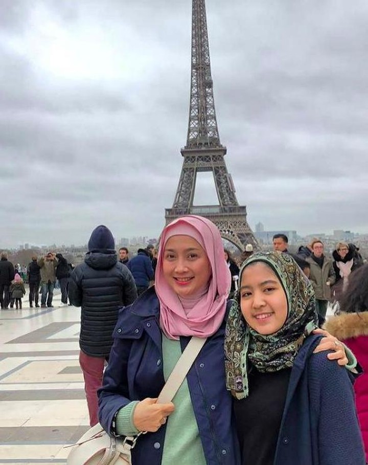 5 Potret Terkini Desy Ratnasari Bersama Putri Semata Wayangnya - Foto 1