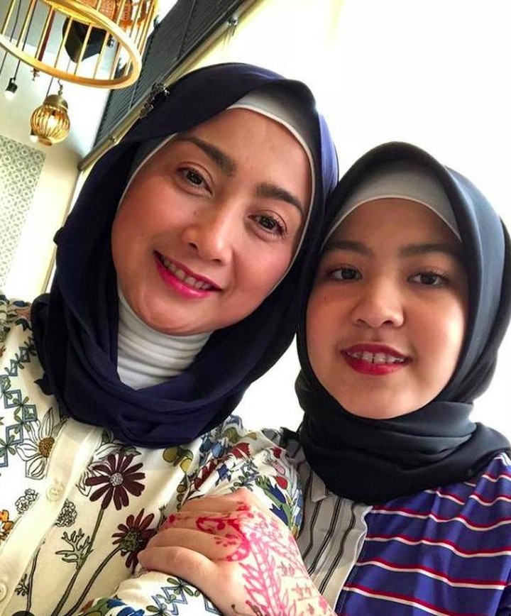 5 Potret Terkini Desy Ratnasari Bersama Putri Semata Wayangnya - Foto 5