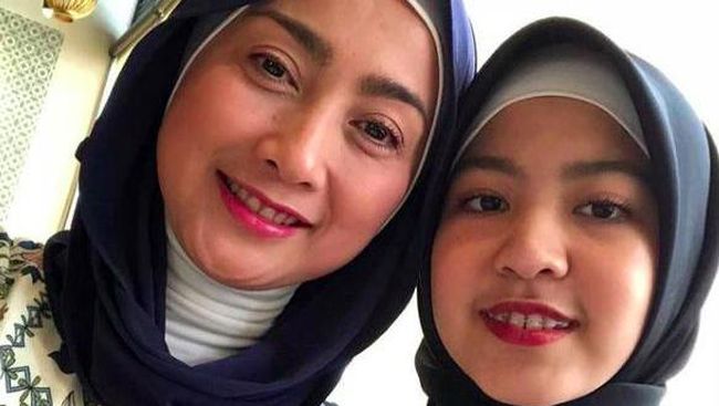 5 Potret Terkini Desy Ratnasari Bersama Putri Semata Wayangnya - 2