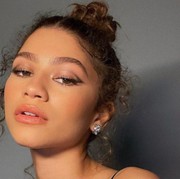 5 Trik Foto Selfie ala Zendaya Agar Fotomu Semakin Sempurna, Cobain Yuk!