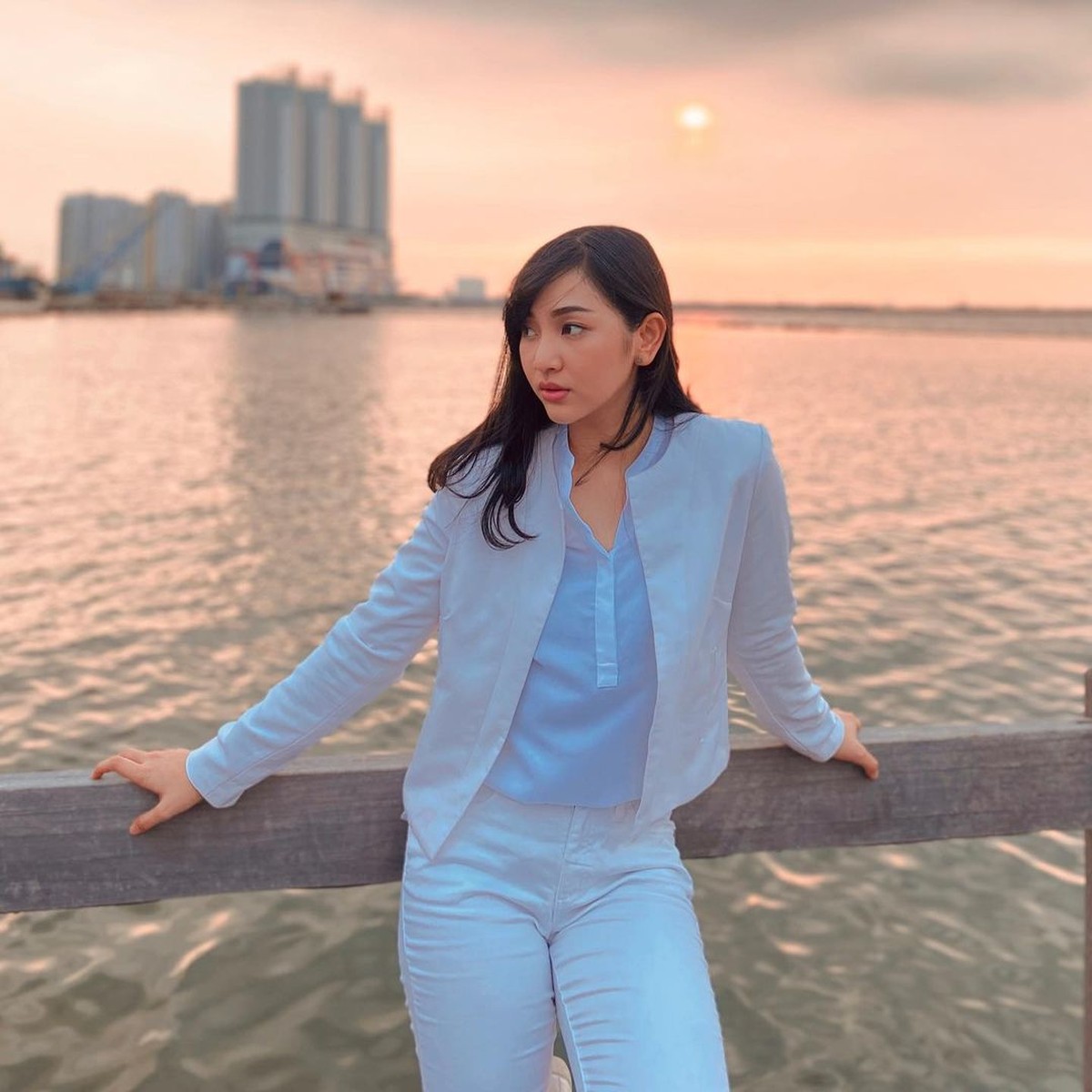 Banyak yang mengira Harini Sondakh memeluk Islam dan menjadi mualaf&period; Yuk kita lihat potretnya&excl;