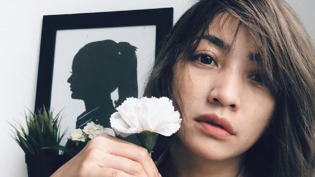 Presenter Hesti Purwadinata mengakui ia dan satu keluarga besar positif Covid-19.
